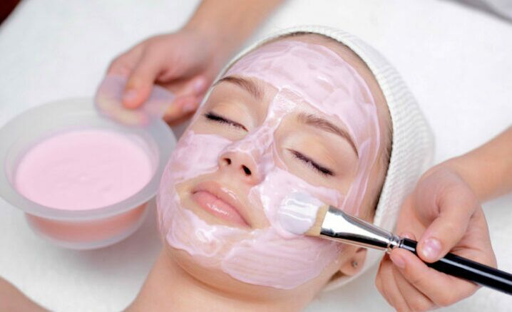 Aplicar una mascarilla facial rejuvenecedora cosmética